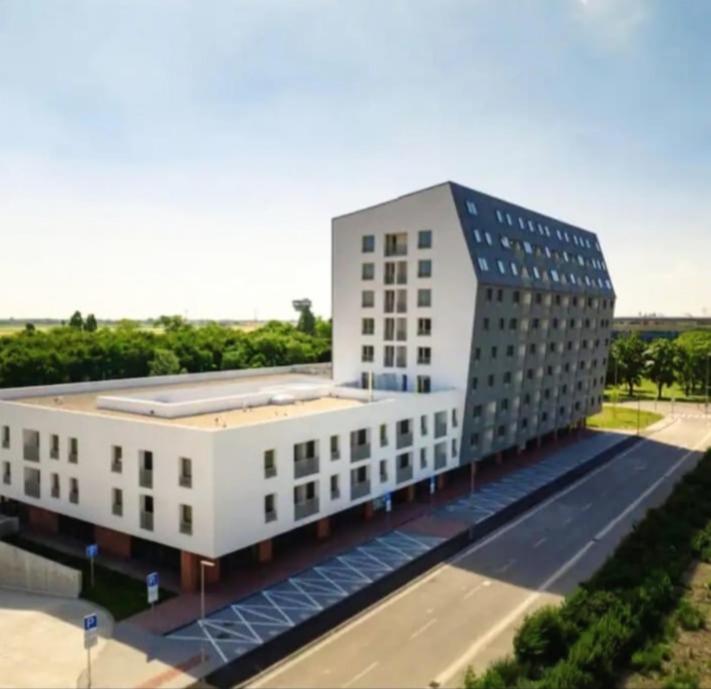 New Air-conditioned 5 Minutes By Walk From The Airport With Free Garage Parking Apartment