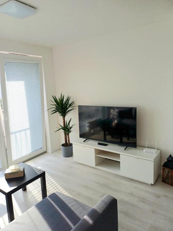 Apartment New Air-conditioned 5 Minutes By Walk From The Airport With Free Garage Parking